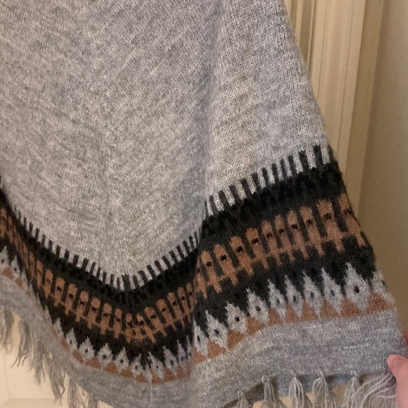 Gray Patterned Women's Poncho with Fringe - Picture 6 of 9